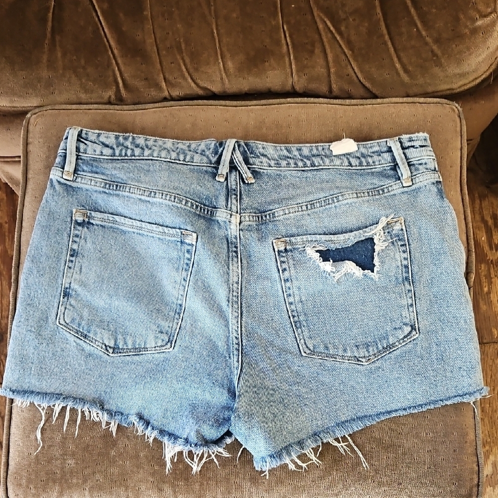 Good American Distressed Denim Shorts Size 14 - Picture 8 of 8